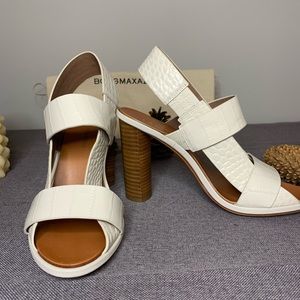 BCBGMAXAZRIA Cream snake skin heeled sandals.